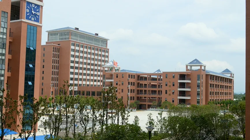 校园钟楼与现代教学楼